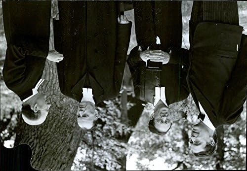 תצלום וינטג 'של הרקטור מוריס ברגלינג, קפטן הארי ג'ונסון, הבישוף מקס פון בונסדורף והמיסיונר נילס דאלברג