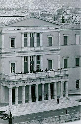 תצלום וינטג 'של אחד הבניינים ביוון עם אנשים במרפסת.