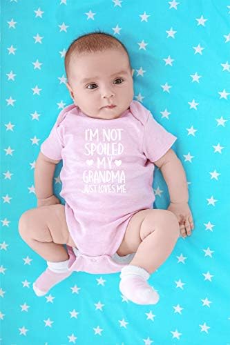 אני לא מפנקת את סבתא שלי פשוט אוהבת אותי - מתנה של סבתא מצחיקה - תינוק חמוד מקשה אחת בגד גוף לתינוק