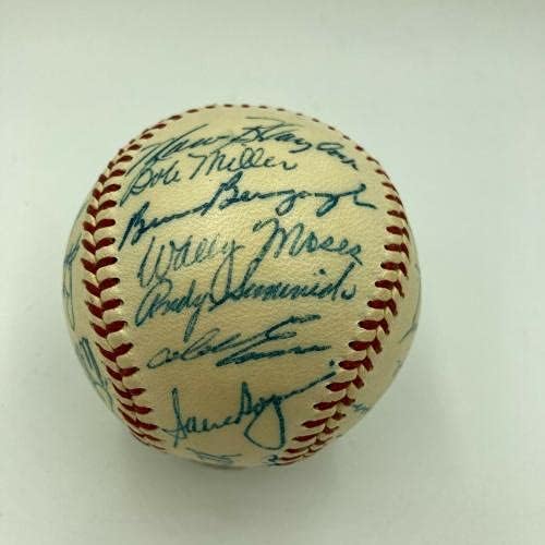 נבחרת פילדלפיה פיליס משנת 1956 חתמה בבייסבול הרשמי של הליגה הלאומית - בייסבול חתימה