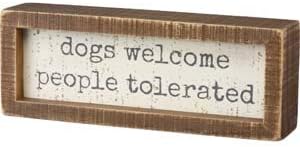 פרימיטיבים מאת קתי הום ד ' דולקור כלבים מברכים אנשים נסבלים שיבוץ עץ סימן: נהדר לחנוכת בית,