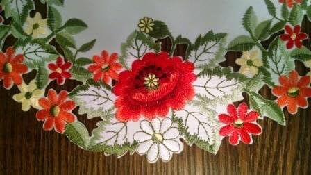 מפית בוטיק מקום מחצלת או מפית עם אדום פרג פרחים על עתיק לבן בד, גודל 15 סנטימטרים