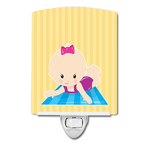 אוצרות של קרוליין 8657 חוף תינוקת על מחצלת מנורת לילה קרמית, קומפקטית, מוסמכת, אידיאלית לחדר שינה, חדר אמבטיה,