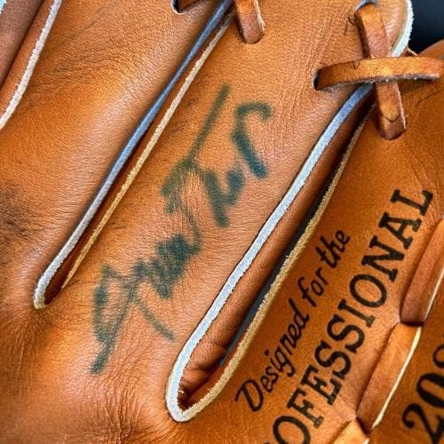 ווילי מייס חתם על כפפת בייסבול מודל משחק וילסון עם כפפות ליגת הבייסבול עם חתימה של ג ' יי. אס. איי