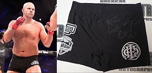 Fedor Emelienenko חתום על Bellator MSG 2017 קרב השתמש במכנסיים קצרים שחוקים גזעים באס COA - גלימות