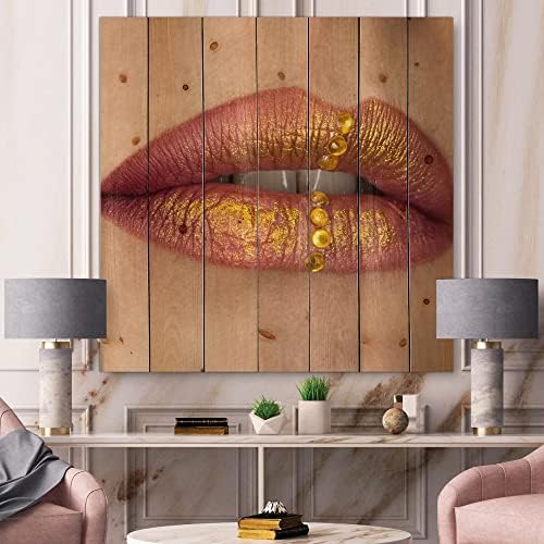 עיצוב שפתיים נשיות תקריב עם שפתון אדום, צבע זהב עיצוב קיר עץ מודרני ועכשווי, אמנות קיר מעץ זהב, אנשים גדולים